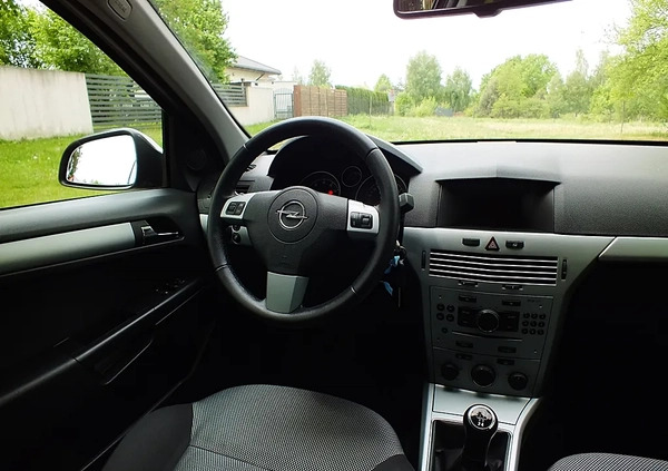 Opel Astra cena 17900 przebieg: 177000, rok produkcji 2010 z Wieleń małe 154